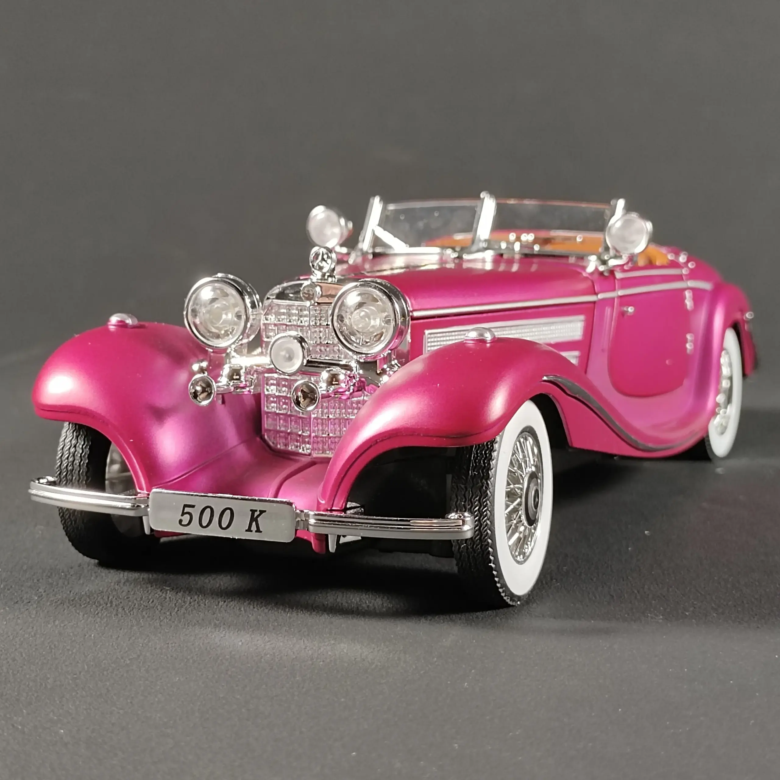 Retro Mercedes Benz 1:24 Diecast Model 2 Retro Mercedes Benz 1:24 Diecast Model - Image 2