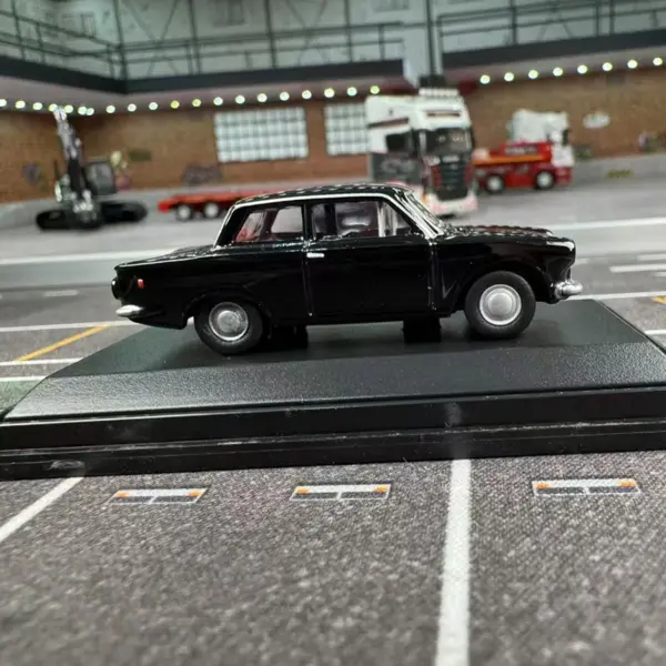 Oxford 1:76 Scale Vintage Diecast Car Model - Image 3