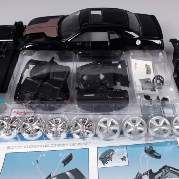 Maisto 1:24 Dodge Challenger SRT 8 Diecast Model - Image 3
