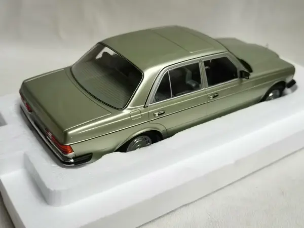 Diecast BENZ 280E 1:18 Scale Alloy Car Model - Image 4