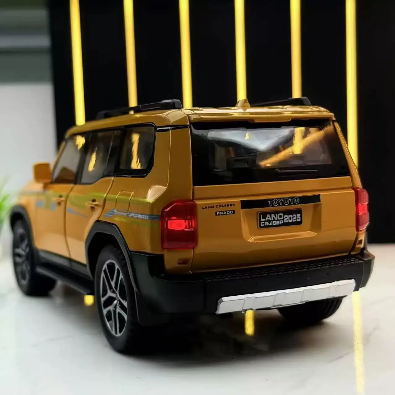 1/24 Toyota Land Cruiser PRADO Alloy Model 2 1/24 Toyota Land Cruiser PRADO Alloy Model - Image 2