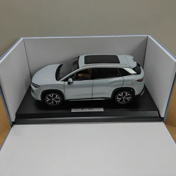 Diecast 1:18 BYD Song L DM-i Model Car Collectible - Image 6