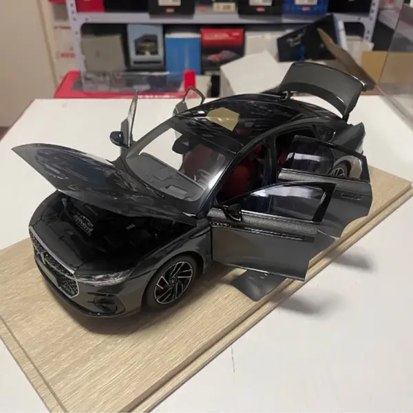 1:18 Scale Lincoln Zephyr Alloy Car Model - Image 5