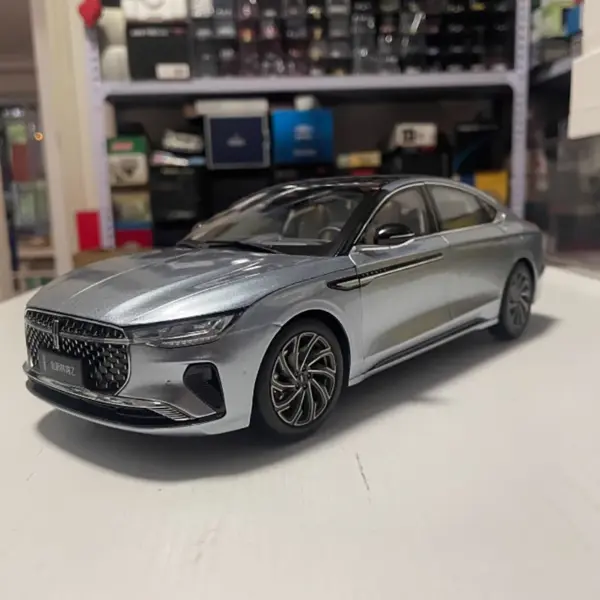 1:18 Scale Lincoln Zephyr Alloy Car Model - Image 2