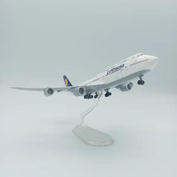 1/400 Scale Lufthansa B747-8 Model Aircraft Collection - Image 4