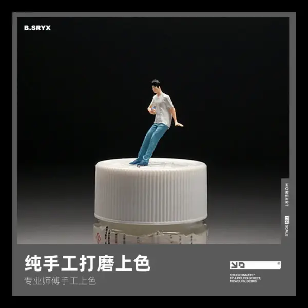 Miniature White T-Shirt Man Model 1:64 Resin Scene - Image 5