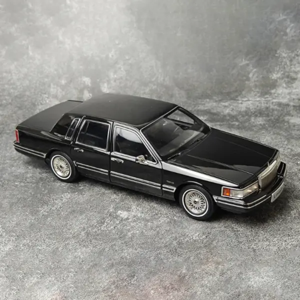 1/18 Lincoln TOWN Metal Alloy Model for Display - Image 6