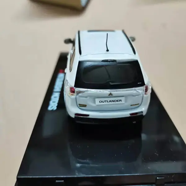 1/43 WELLY Outlander Alloy Sedan Model - Image 3
