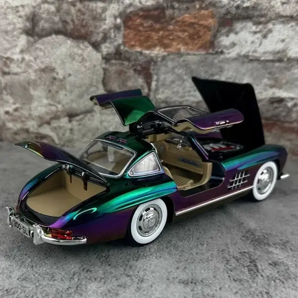 Classic 1:24 Mercedes-Benz 300SL Diecast Model - Image 6