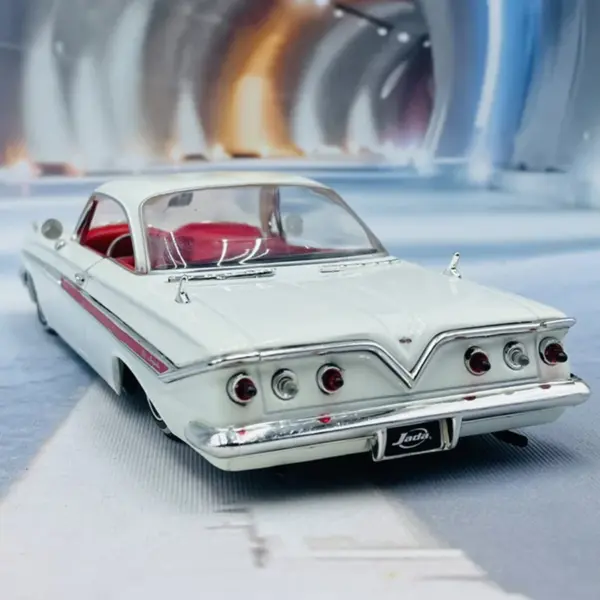 Maisto 1:24 Impala 1961 Alloy Model Car - Image 2