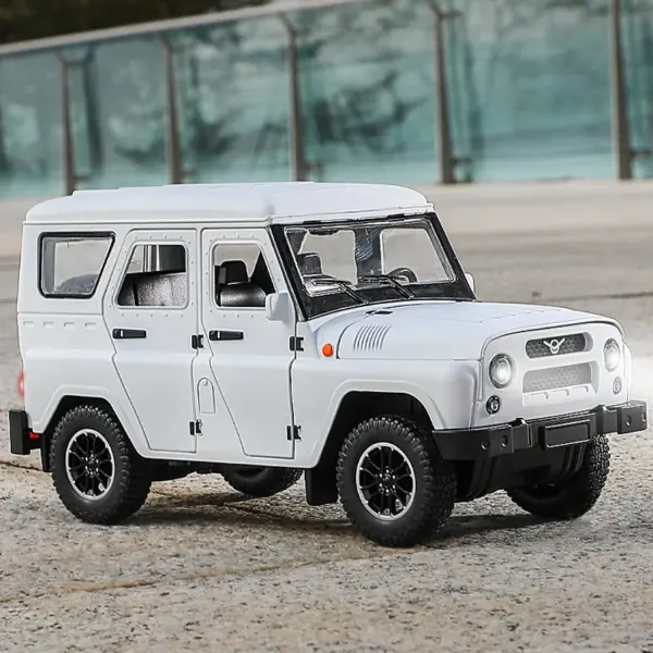 1:18 Russia UAZ Hunter Off-Road Diecast SUV Model - Image 7