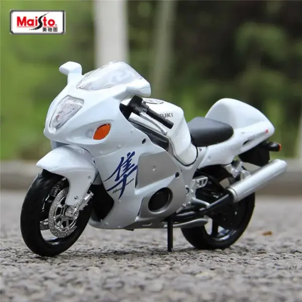 Maisto 1:18 Suzuki Hayabusa GSX-1300R Diecast Motorcycle - Image 3