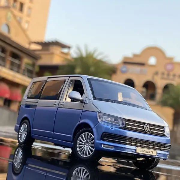 Maisto 1:32 Multivan T6 Alloy Diecast Car - Image 2