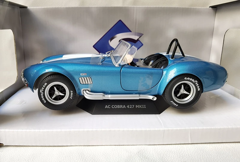 Shelby AC Cobra 427 MKII 1:18 Diecast Model 2 Shelby AC Cobra 427 MKII 1:18 Diecast Model - Image 2
