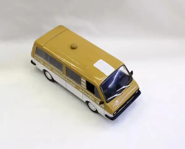 Latvian RAF 2203 1:43 Diecast Model Car - Image 4
