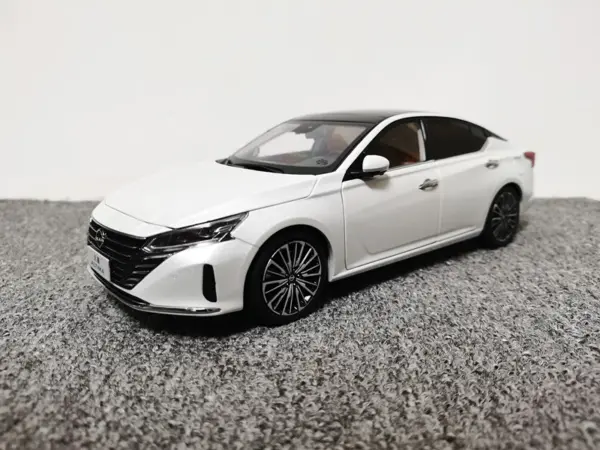 1:18 Nissan Altima 2022 Diecast Model - Image 8