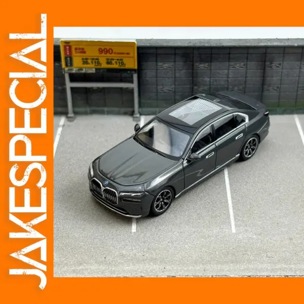 Mini GT 1:64 BMW i7 Diecast Model Car