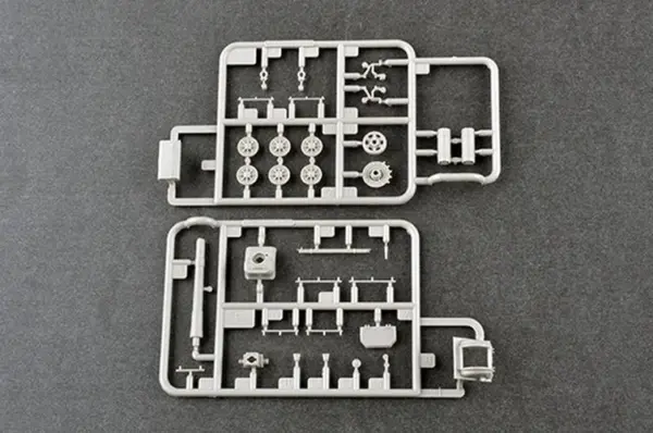 Soviet SU-152 1/72 Scale Military Model Kit - Image 9