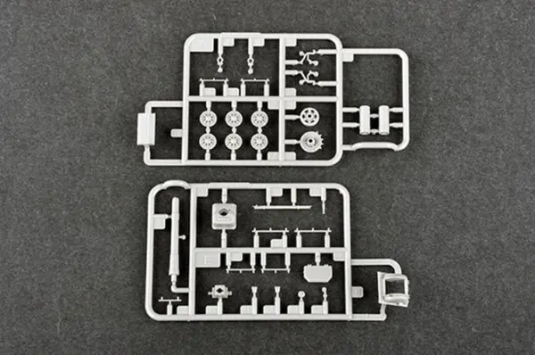 Soviet SU-152 Self-Propelled Artillery Model Kit - Image 2