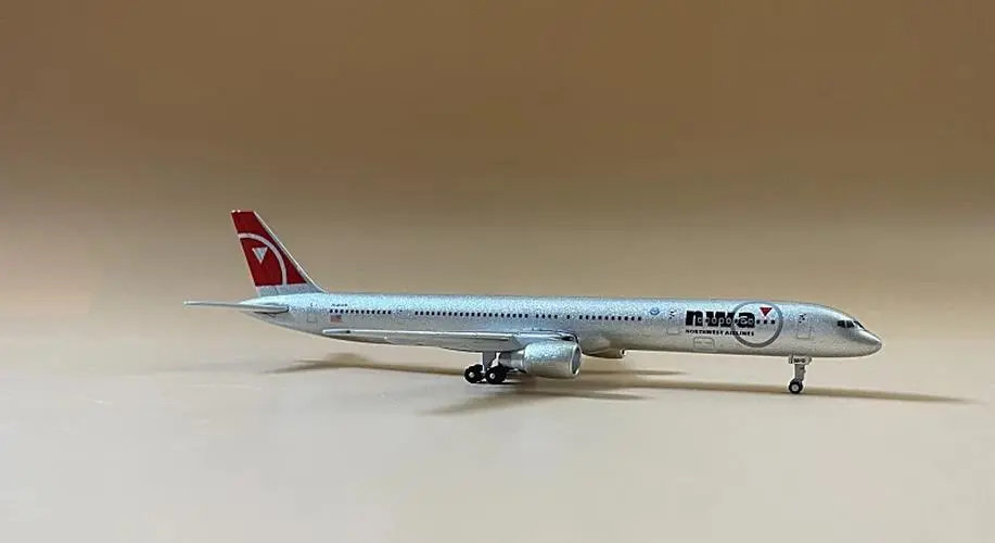 American GJB757-300 Scale Aircraft Model 1:400 4 American GJB757-300 Scale Aircraft Model 1:400 - Image 4