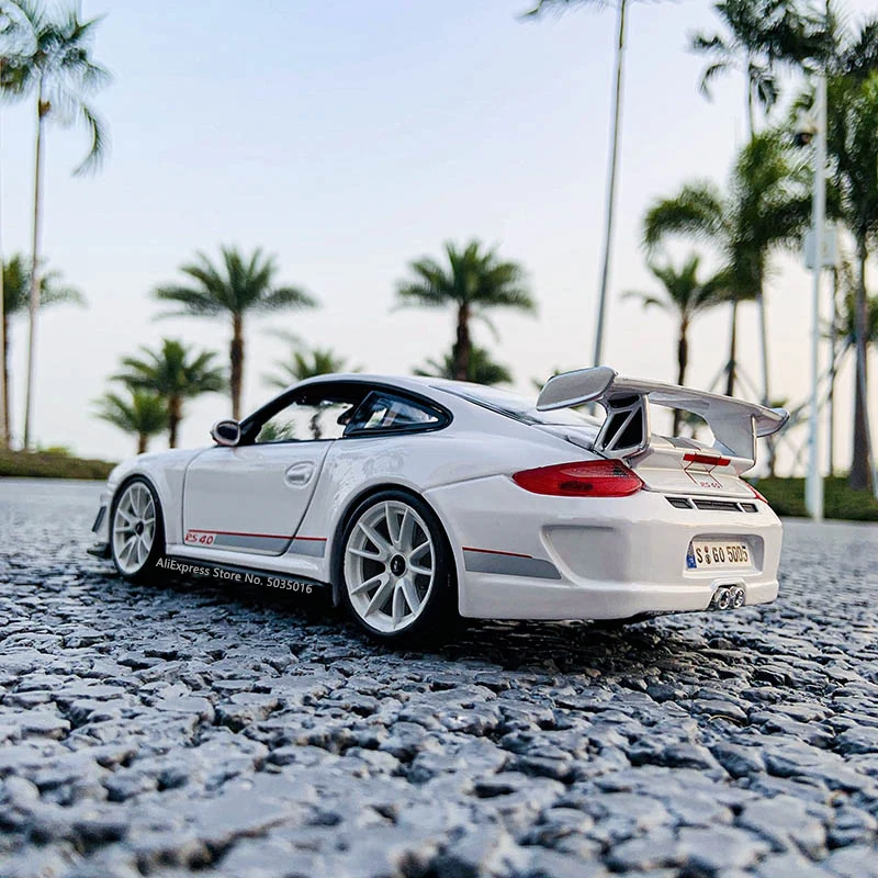 Bburago 1:18 Porsche 911 GT3 RS Diecast Model 2 Bburago 1:18 Porsche 911 GT3 RS Diecast Model - Image 2