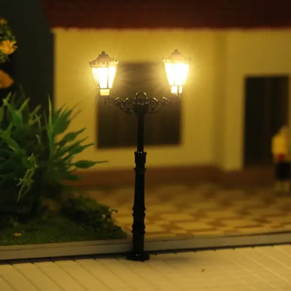 3pcs N Scale Street Lamp Posts with LEDs - Image 3