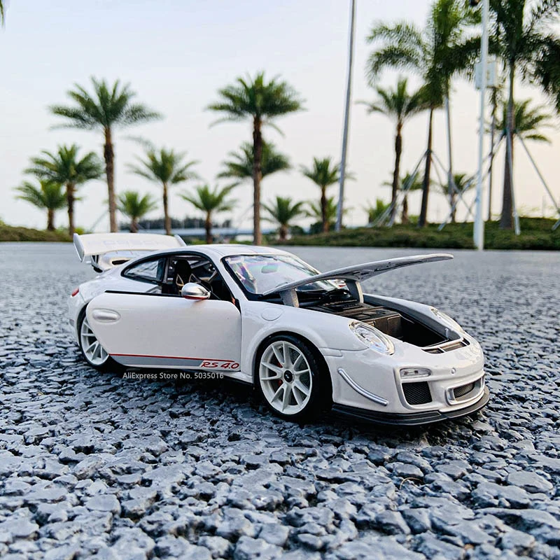 Bburago 1:18 Porsche 911 GT3 RS Diecast Model 6 Bburago 1:18 Porsche 911 GT3 RS Diecast Model - Image 6