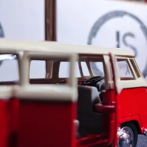 WELLY 1:36 Diecast Volkswagen T1 Bus Model 24 IMG 20250219 092212