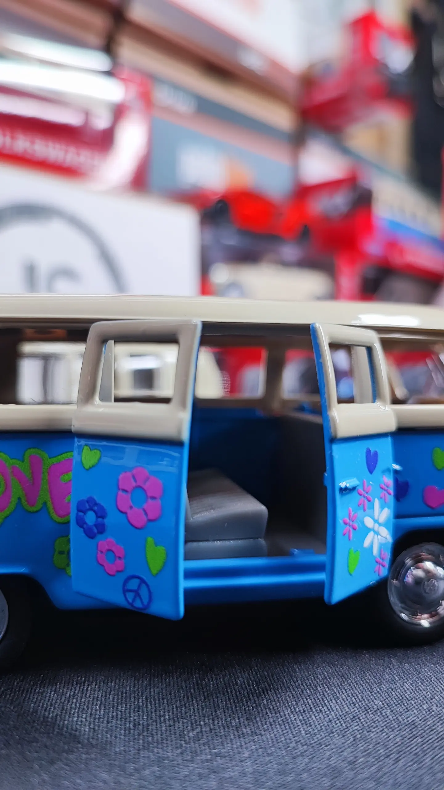 Voiture Miniature Welly 1:36 Diecast Volkswagen T1 Flowers Bus Model 4 Voiture Miniature Welly 1:36 Diecast Volkswagen T1 Flowers Bus Model - Image 4