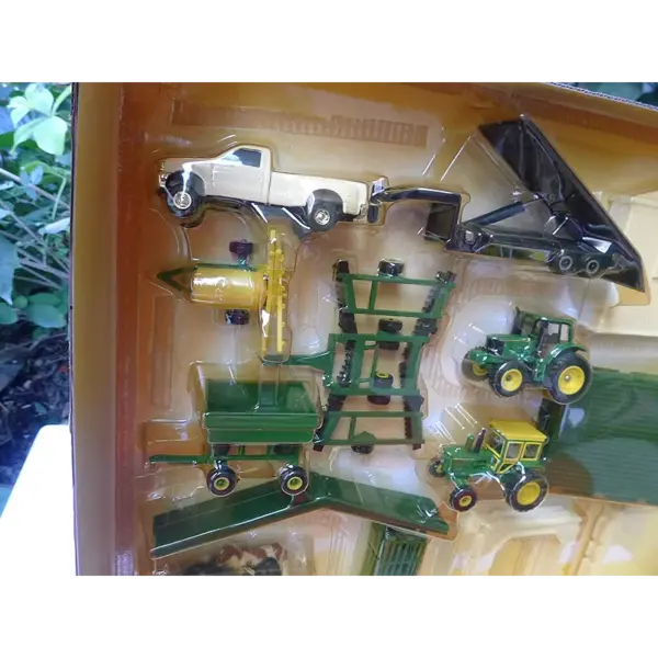 ERTL 1:64 Scale Diecast Tractor Farm Set - Image 2