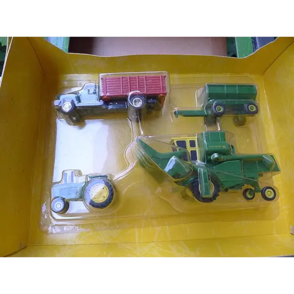 John Deere 1:64 Scale Harvesting Set Model - Image 2
