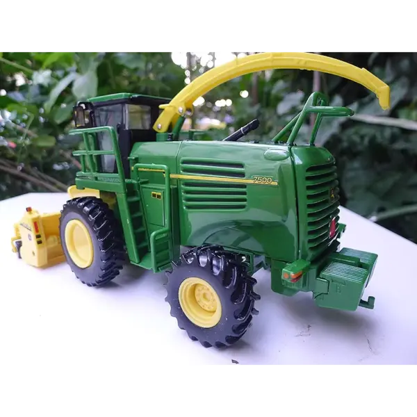 ERTL 1:32 Scale 7500 Combine Harvester Model - Image 5