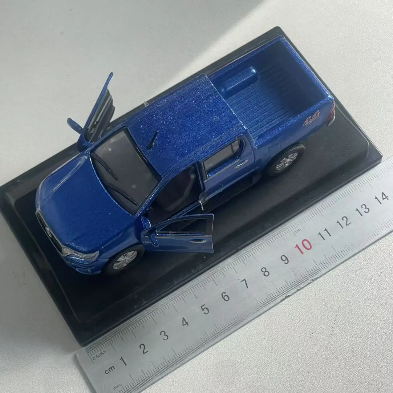 1:43 Scale Toyota Hilux Diecast Model 3 1:43 Scale Toyota Hilux Diecast Model - Image 3