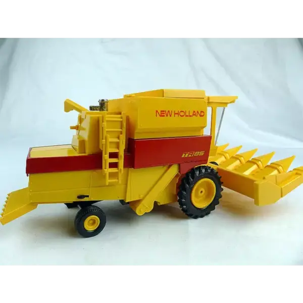 New Holland 1:32 Scale Diecast Combine Harvester - Image 4