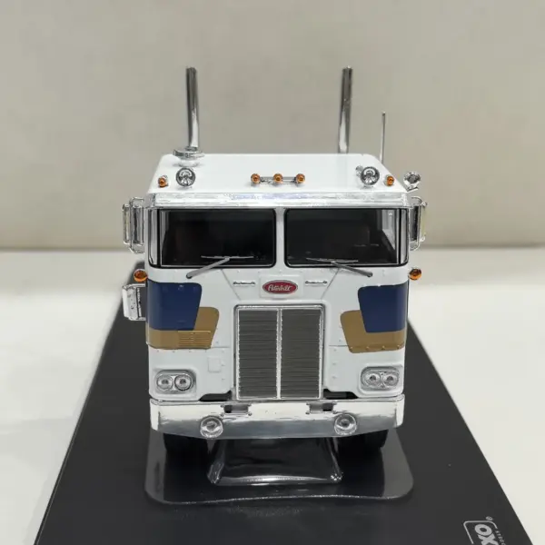 Diecast IXO 1:43 Scale Peterbilt 352 Model - Image 4