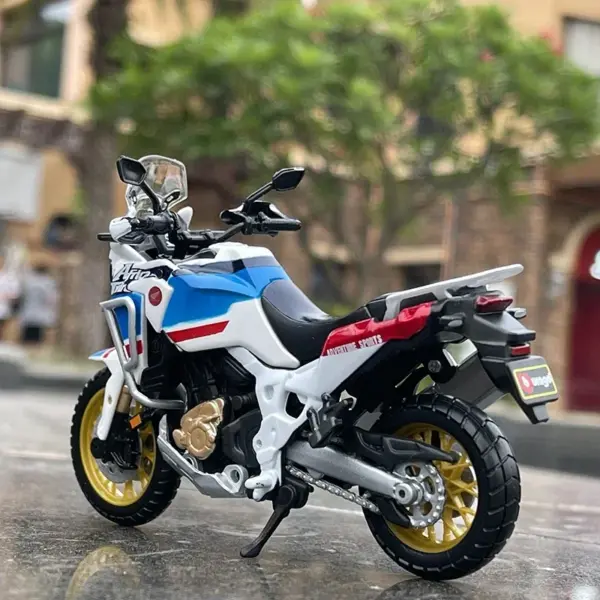 Bburago 1/18 Scale KTM 1190 RC8 R Model - Image 3