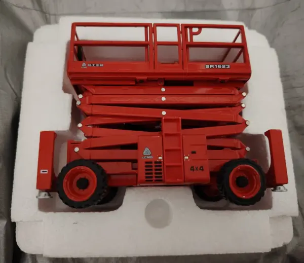 1:30 LGMG 1623 Off-road Scissor Lift Replica - Image 8
