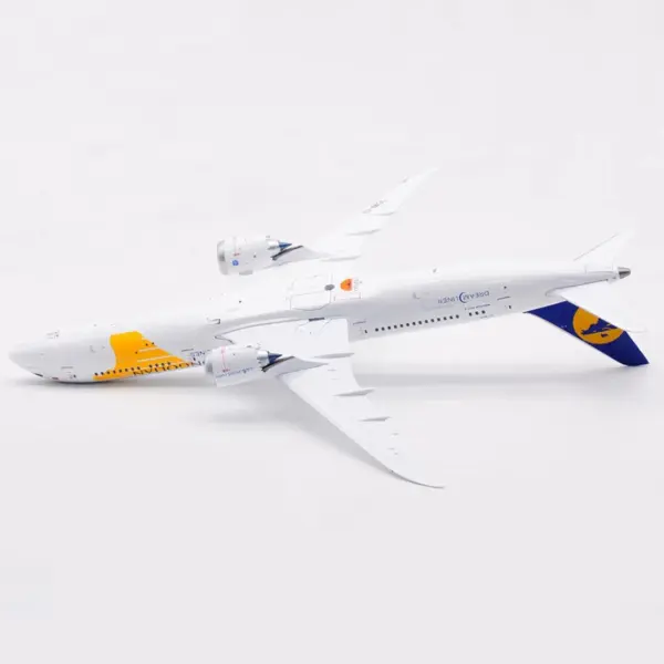 Diecast 1:200 Scale Mongolian Airlines B787-9 - Image 6