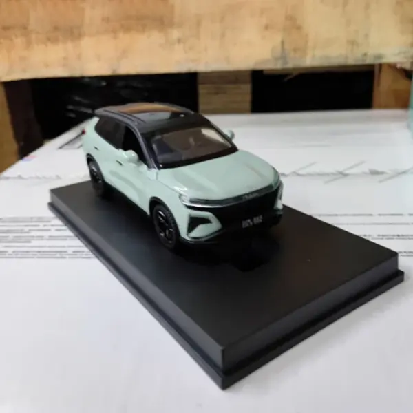 Dongfeng Huge 1/24 Scale Alloy Car Model - Image 3
