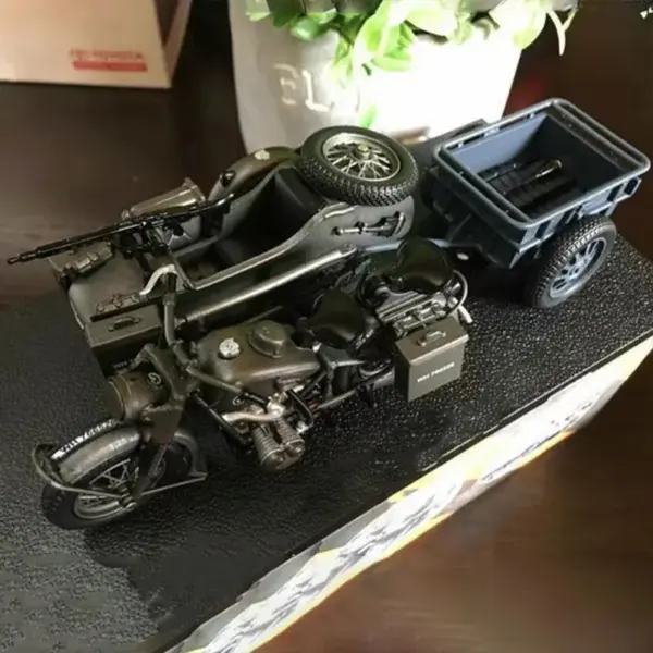 1:24 Scale Alloy R75 Side Tricycle Model for Display - Image 3