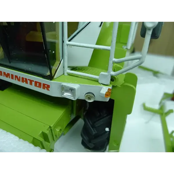 Diecast 1:32 Claas Combine Harvester Model - Image 5