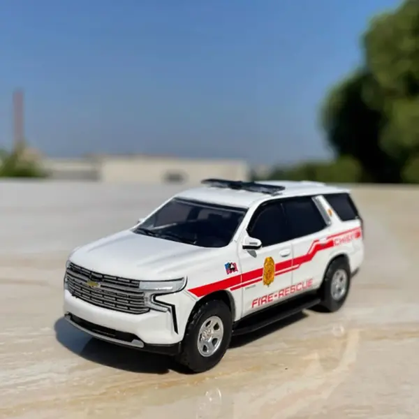 1:64 Scale Chevrolet Tahoe Diecast Model - Image 5
