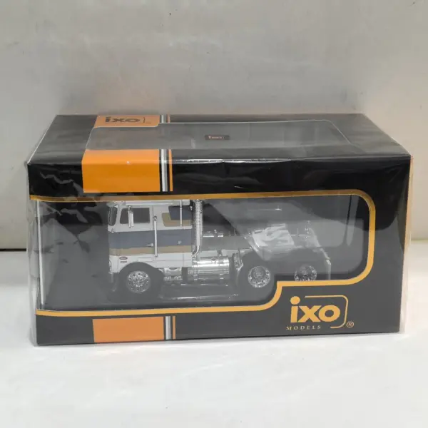 Diecast IXO 1:43 Scale Peterbilt 352 Model - Image 6