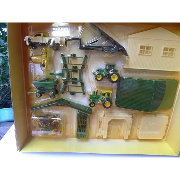ERTL 1:64 Scale Diecast Tractor Farm Set - Image 3