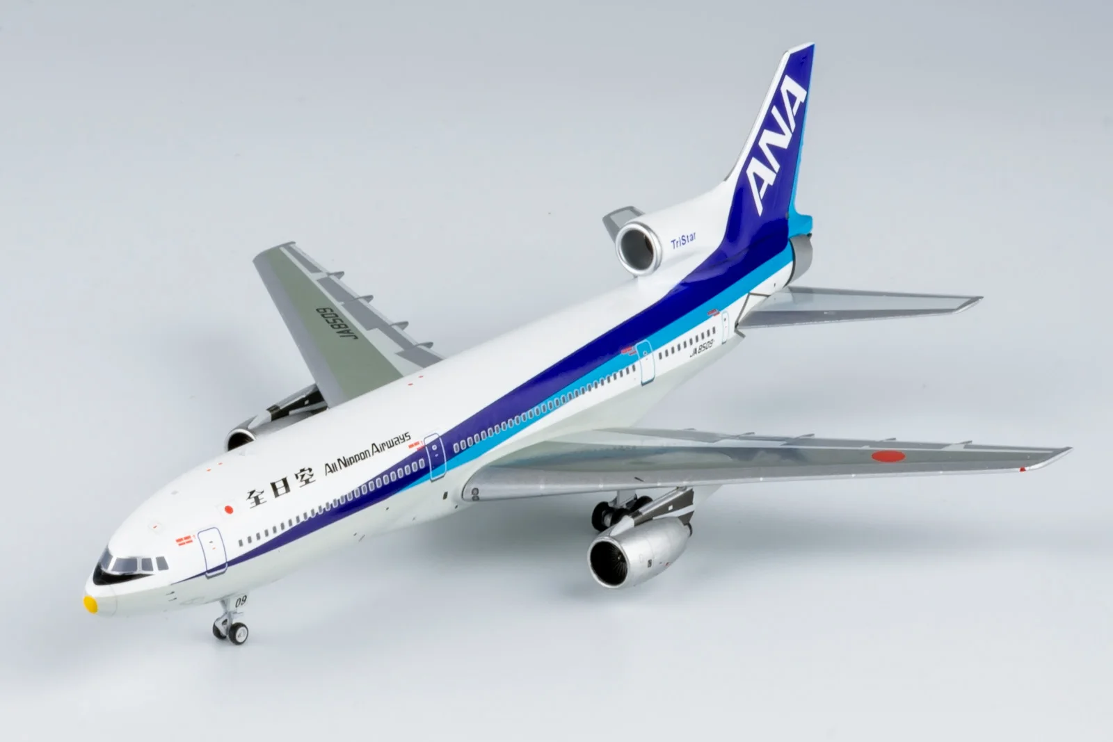 ANA L-1011 Scale Model JA8509 1/400 Collector's Aircraft 5 ANA L-1011 Scale Model JA8509 1/400 Collector's Aircraft - Image 5