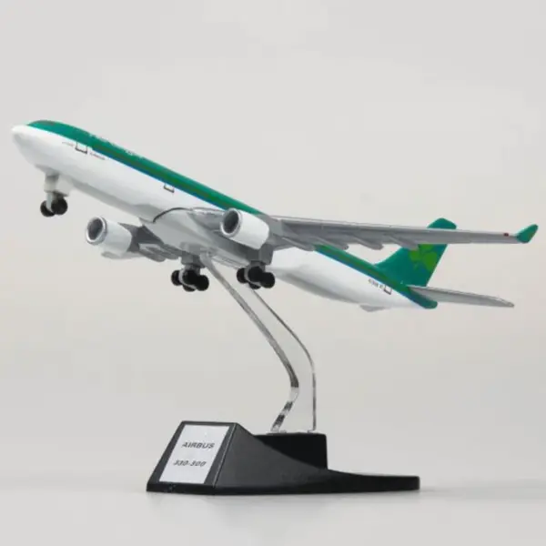 1:400 Scale Airplane Model Collection Display - Image 15
