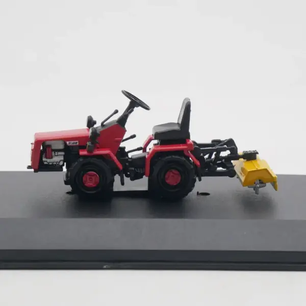 1:43 Scale MTZ-132 Soviet Tractor Alloy Model - Image 4