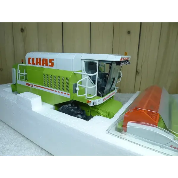 Diecast 1:32 Claas Combine Harvester Model - Image 3