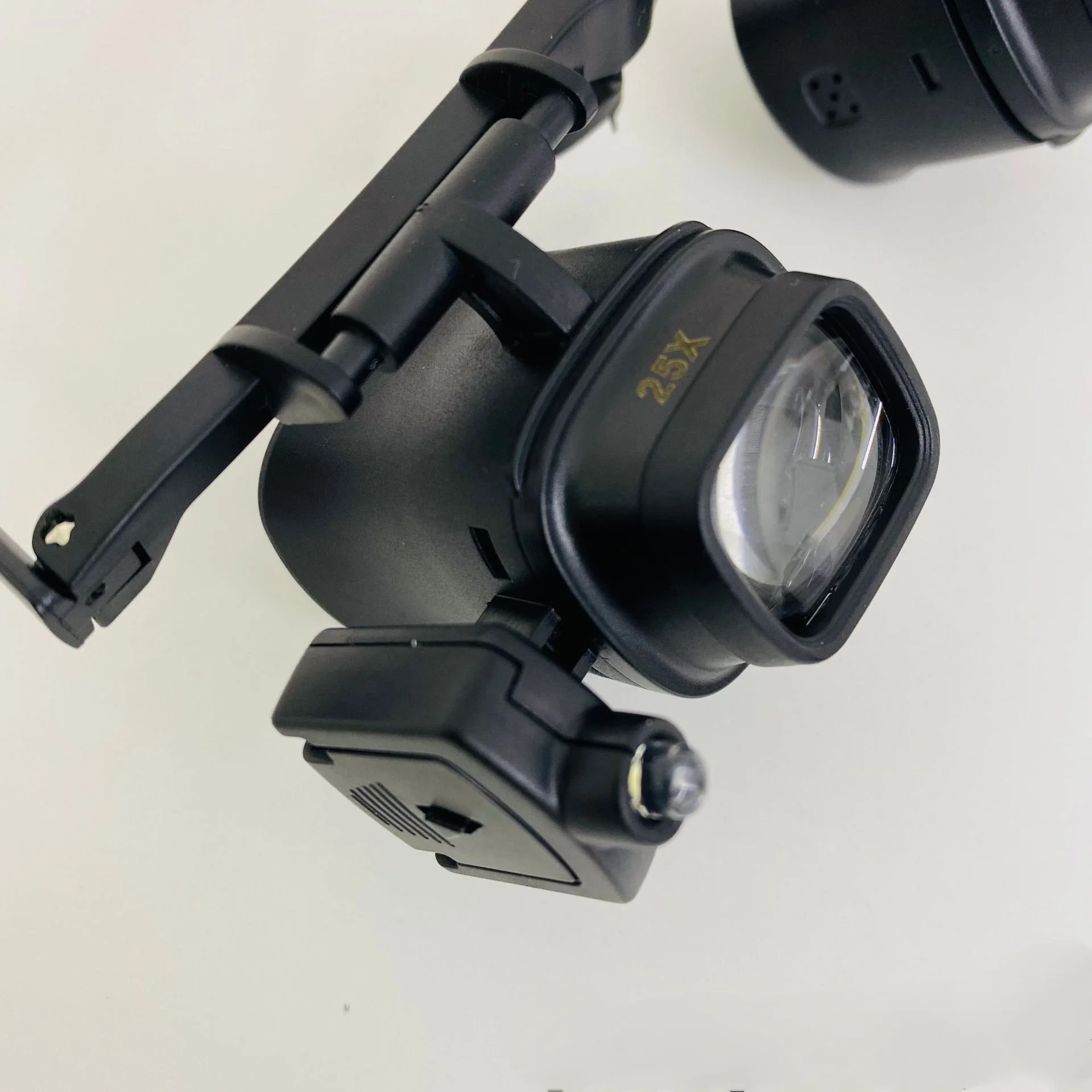 LED Magnifying Glass with Adjustable Zoom 3 LED Magnifying Glass with Adjustable Zoom - Image 3