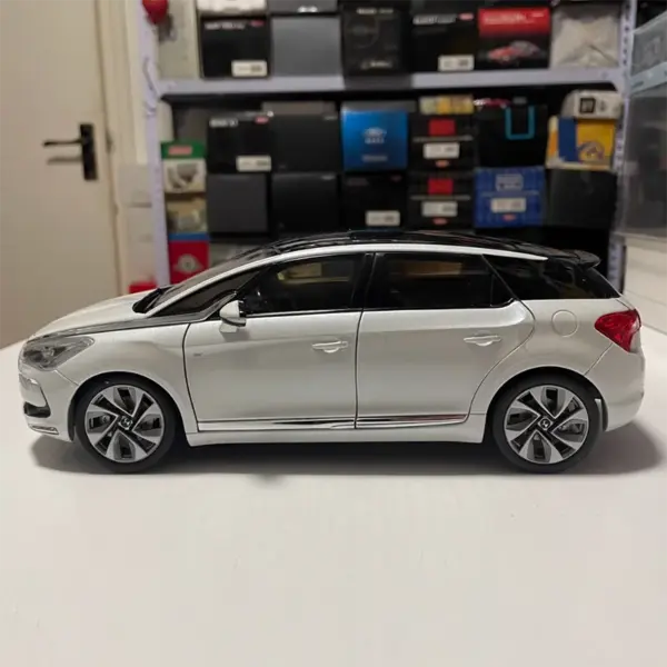 1:18 Scale Changan Axal DS5 Alloy Model Car - Image 2